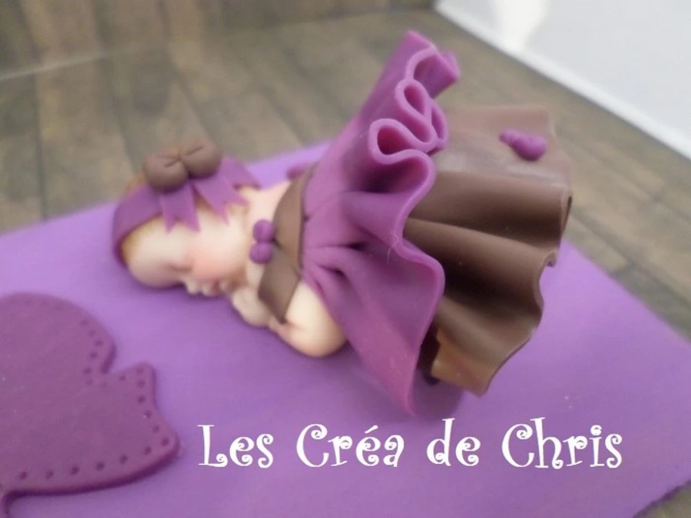 Bébé Fille En Robe Sur Sa Plaque En Bois. 2 Bébé Fille En Robe Sur Sa Plaque En Bois. – Image 2