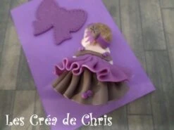 Bébé Fille En Robe Sur Sa Plaque En Bois. 8 Bébé Fille En Robe Sur Sa Plaque En Bois. -Éclat Boutique 2878339 plaque a accrocher avec son bebe fille body 3