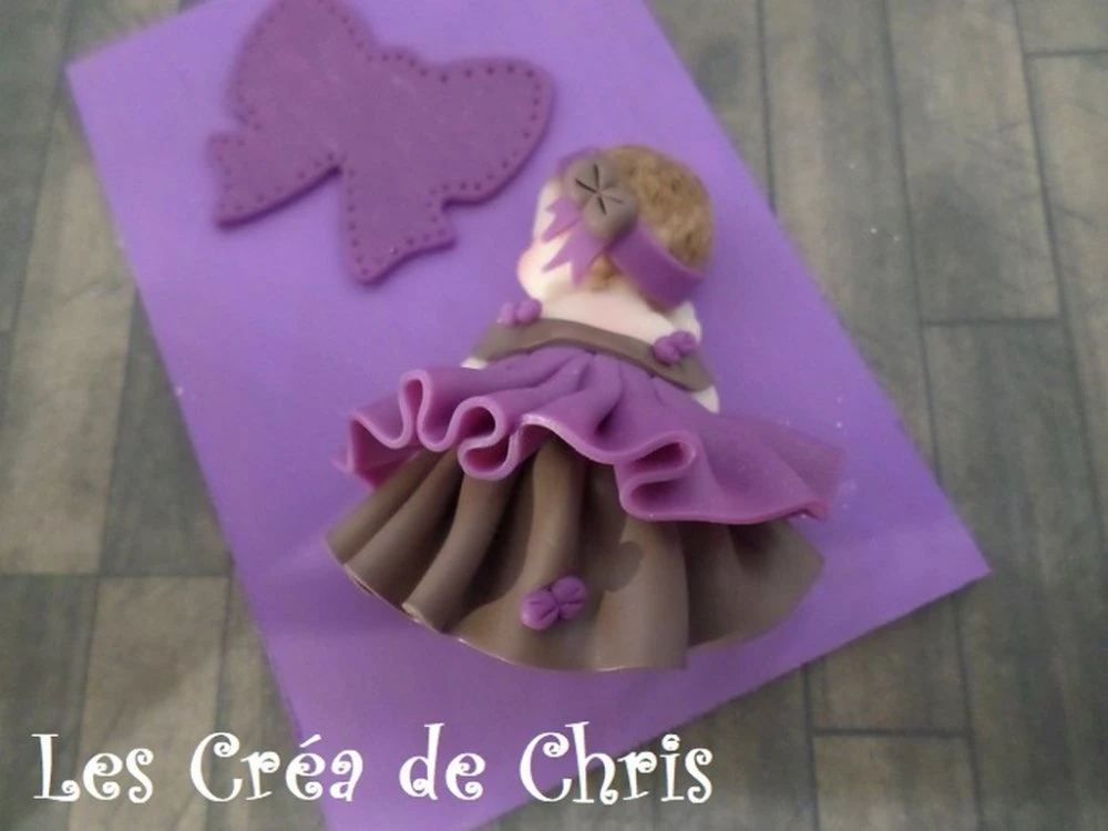 Bébé Fille En Robe Sur Sa Plaque En Bois. 3 Bébé Fille En Robe Sur Sa Plaque En Bois. – Image 3