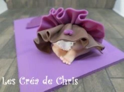 Bébé Fille En Robe Sur Sa Plaque En Bois. 10 Bébé Fille En Robe Sur Sa Plaque En Bois. -Éclat Boutique 2878339 plaque a accrocher avec son bebe fille body 5