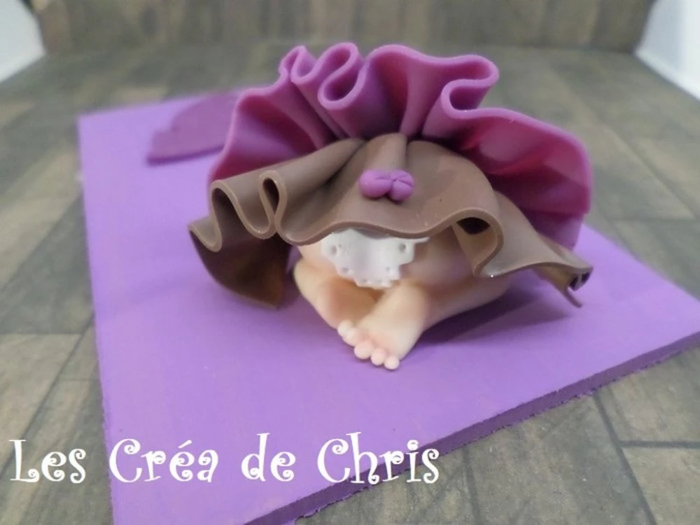 Bébé Fille En Robe Sur Sa Plaque En Bois. 5 Bébé Fille En Robe Sur Sa Plaque En Bois. – Image 5