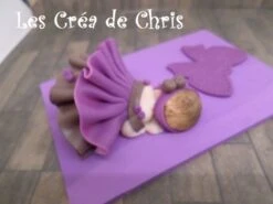 Bébé Fille En Robe Sur Sa Plaque En Bois. 11 Bébé Fille En Robe Sur Sa Plaque En Bois. -Éclat Boutique 2878339 plaque a accrocher avec son bebe fille body 6