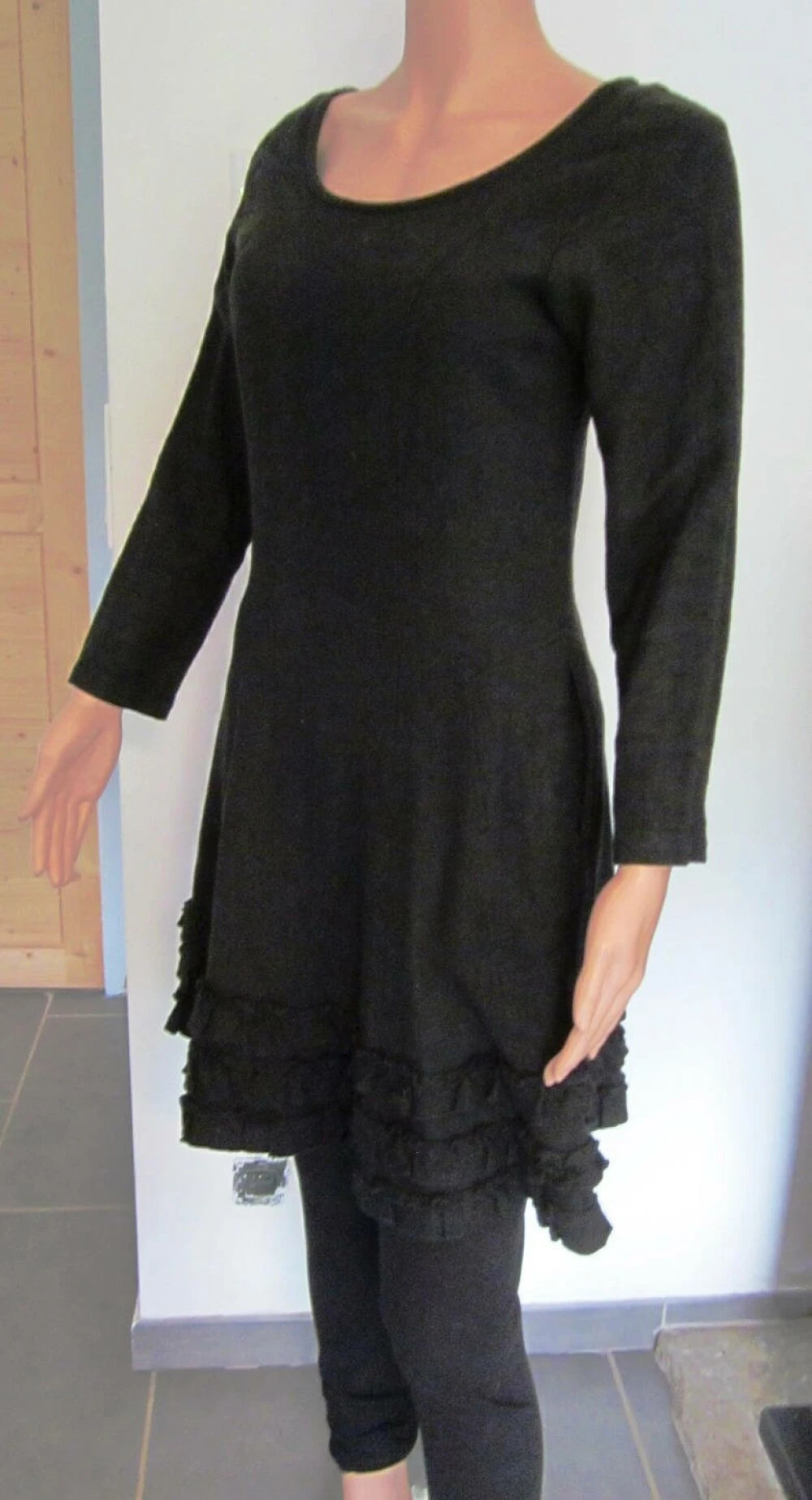 Robe Femme En Laine Noire Avec Froufrous Taille 36 1 Robe Femme En Laine Noire Avec Froufrous Taille 36