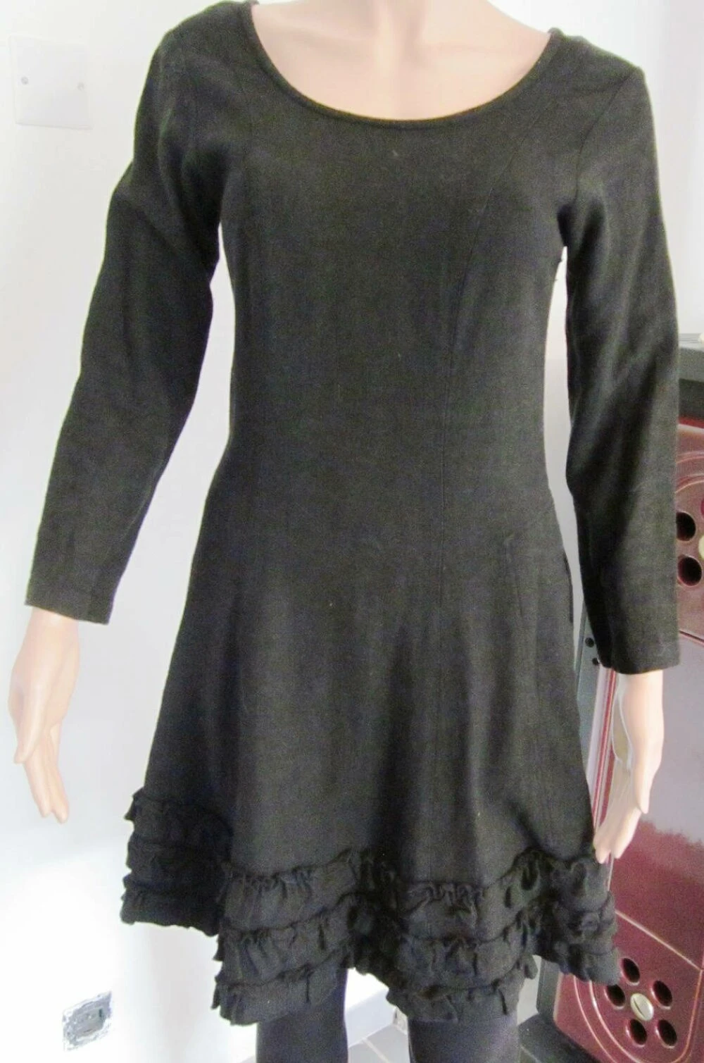 Robe Femme En Laine Noire Avec Froufrous Taille 36 2 Robe Femme En Laine Noire Avec Froufrous Taille 36 – Image 2