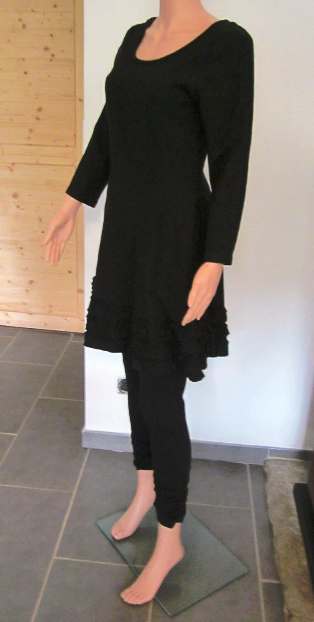 Robe Femme En Laine Noire Avec Froufrous Taille 36 3 Robe Femme En Laine Noire Avec Froufrous Taille 36 – Image 3