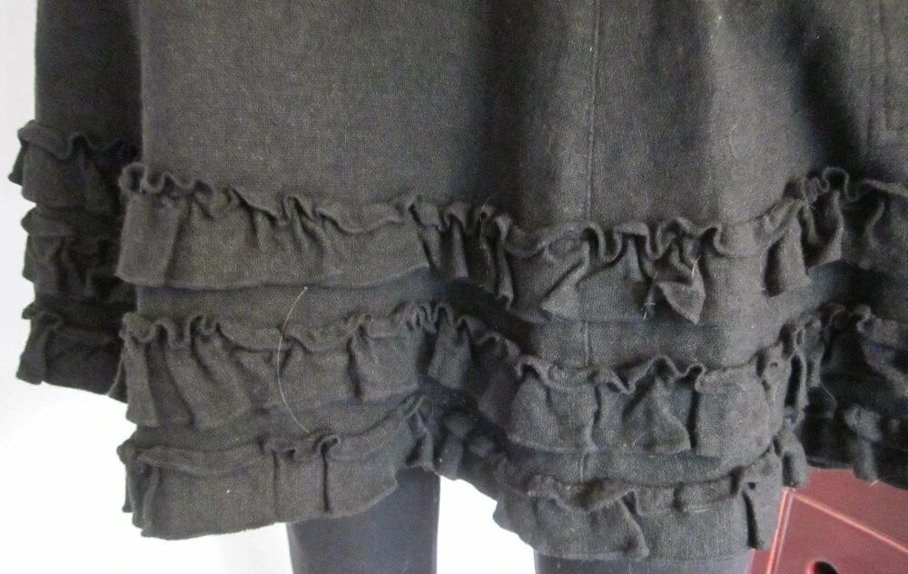 Robe Femme En Laine Noire Avec Froufrous Taille 36 4 Robe Femme En Laine Noire Avec Froufrous Taille 36 – Image 4