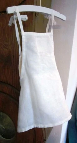 Robe Fille Forme Chasuble En Lin Blanc -Éclat Boutique 2941201 robe chasuble en lin blanc tailles 2 ans et 8 ans 3