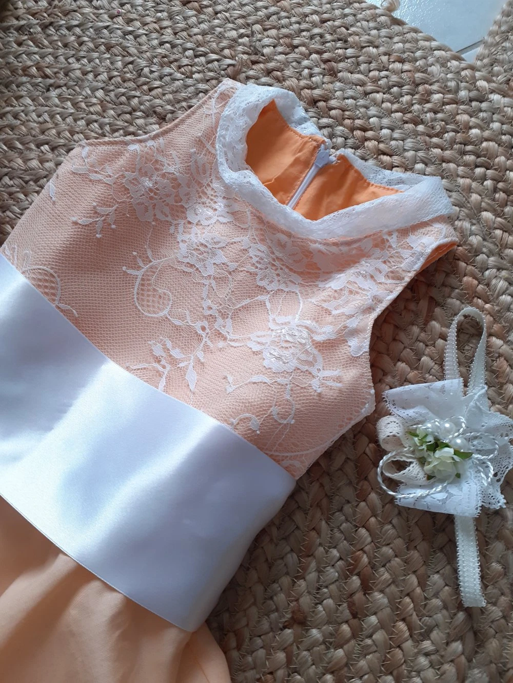 Robe Cortège Petite Fille Forme Patineuse Coton Et Dentelle, Ceinture Grand Nœud, Personnalisable. 2 Robe Cortège Petite Fille Forme Patineuse Coton Et Dentelle, Ceinture Grand Nœud, Personnalisable. – Image 2