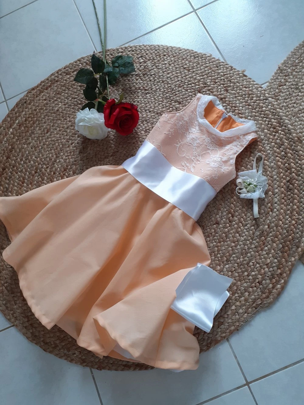 Robe Cortège Petite Fille Forme Patineuse Coton Et Dentelle, Ceinture Grand Nœud, Personnalisable. 4 Robe Cortège Petite Fille Forme Patineuse Coton Et Dentelle, Ceinture Grand Nœud, Personnalisable. – Image 4