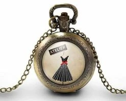 Montre à Gousset, Sautoir Illustré -robe -l'atelier De Couture-cadeau De Noël Femme - Anniversaire Femme - Saint Valentin - Bronze (ref.26)