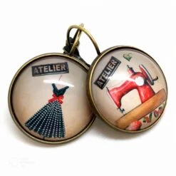 Boucles D'oreilles Bronze, Parure « L'atelier De Couture », Robe, Machine à Coudre, Couturière, Beige, Rouge, Noir, (