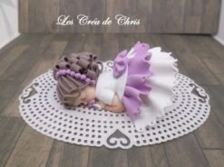 Bébé Fimo Fille Robe Avec Col Effet Dentelle Et Cheveux Reliefs.