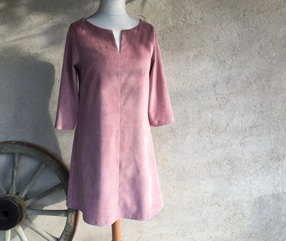 Robe Trapèze Ample En Velours Côtelé (fines Côtes = Velours Milleraies) Couleur Vieux Rose Avec Encolure En V 1 Robe Trapèze Ample En Velours Côtelé (fines Côtes = Velours Milleraies) Couleur Vieux Rose Avec Encolure En V