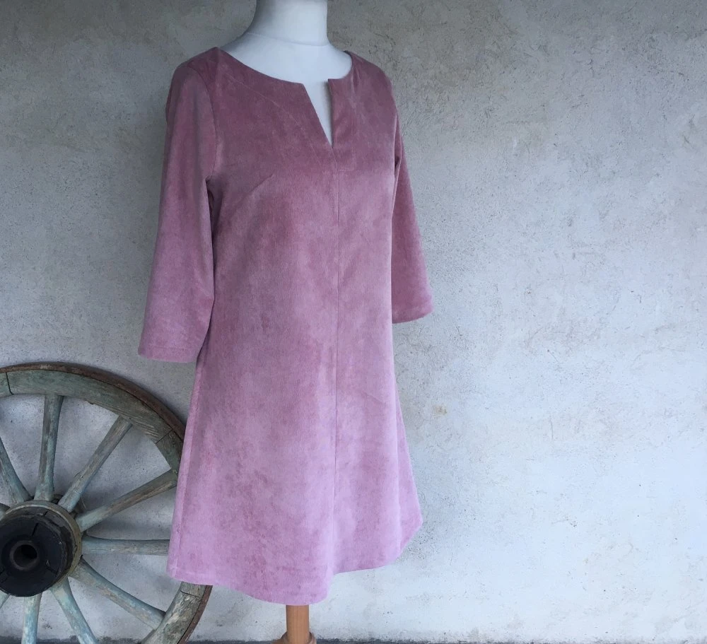 Robe Trapèze Ample En Velours Côtelé (fines Côtes = Velours Milleraies) Couleur Vieux Rose Avec Encolure En V 2 Robe Trapèze Ample En Velours Côtelé (fines Côtes = Velours Milleraies) Couleur Vieux Rose Avec Encolure En V – Image 2