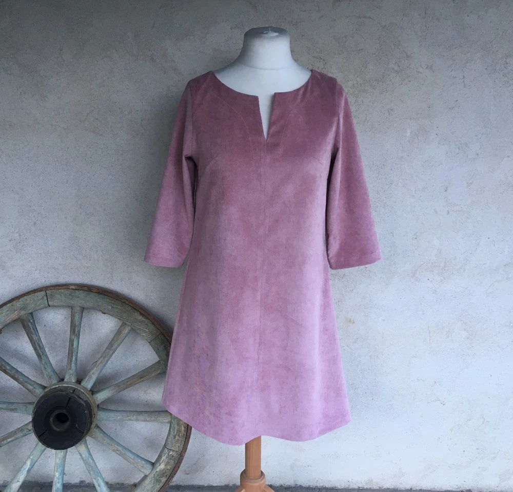 Robe Trapèze Ample En Velours Côtelé (fines Côtes = Velours Milleraies) Couleur Vieux Rose Avec Encolure En V 3 Robe Trapèze Ample En Velours Côtelé (fines Côtes = Velours Milleraies) Couleur Vieux Rose Avec Encolure En V – Image 3