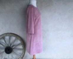 Robe Trapèze Ample En Velours Côtelé (fines Côtes = Velours Milleraies) Couleur Vieux Rose Avec Encolure En V 8 Robe Trapèze Ample En Velours Côtelé (fines Côtes = Velours Milleraies) Couleur Vieux Rose Avec Encolure En V -Éclat Boutique 3060998 robe trapeze ample en velours cotele fines cotes velo 4