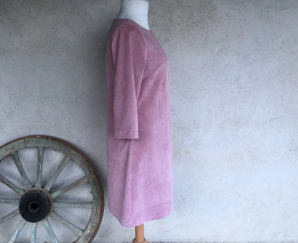 Robe Trapèze Ample En Velours Côtelé (fines Côtes = Velours Milleraies) Couleur Vieux Rose Avec Encolure En V 4 Robe Trapèze Ample En Velours Côtelé (fines Côtes = Velours Milleraies) Couleur Vieux Rose Avec Encolure En V – Image 4