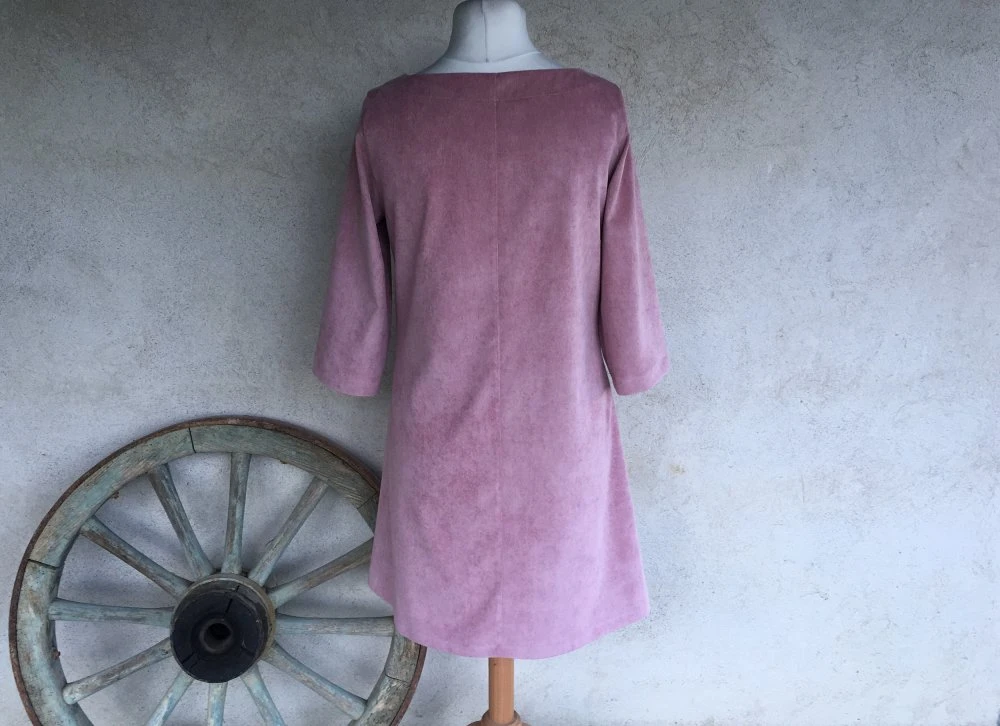 Robe Trapèze Ample En Velours Côtelé (fines Côtes = Velours Milleraies) Couleur Vieux Rose Avec Encolure En V 5 Robe Trapèze Ample En Velours Côtelé (fines Côtes = Velours Milleraies) Couleur Vieux Rose Avec Encolure En V – Image 5