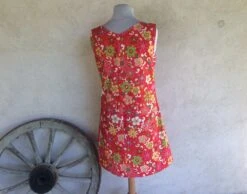 Robe Trapèze à Fleurs Sur Fond Rouge, Courte, Ample, Sans Manches Avec Col V Devant Et Dos -Éclat Boutique 3235125 robe trapeze habillee bleue claire sans manches 3