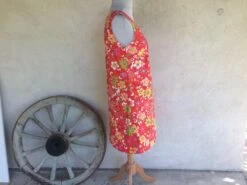 Robe Trapèze à Fleurs Sur Fond Rouge, Courte, Ample, Sans Manches Avec Col V Devant Et Dos -Éclat Boutique 3235125 robe trapeze habillee bleue claire sans manches 4