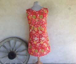 Robe Trapèze à Fleurs Sur Fond Rouge, Courte, Ample, Sans Manches Avec Col V Devant Et Dos -Éclat Boutique 3235125 robe trapeze habillee bleue claire sans manches 5