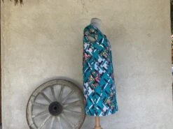 Robe Trapèze Ample à Manches Courtes Décolleté En V En Wax -Éclat Boutique 3323869 robe trapeze a fleurs sur fond rouge courte ample sans 3