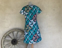 Robe Trapèze Ample à Manches Courtes Décolleté En V En Wax -Éclat Boutique 3323869 robe trapeze a fleurs sur fond rouge courte ample sans 4