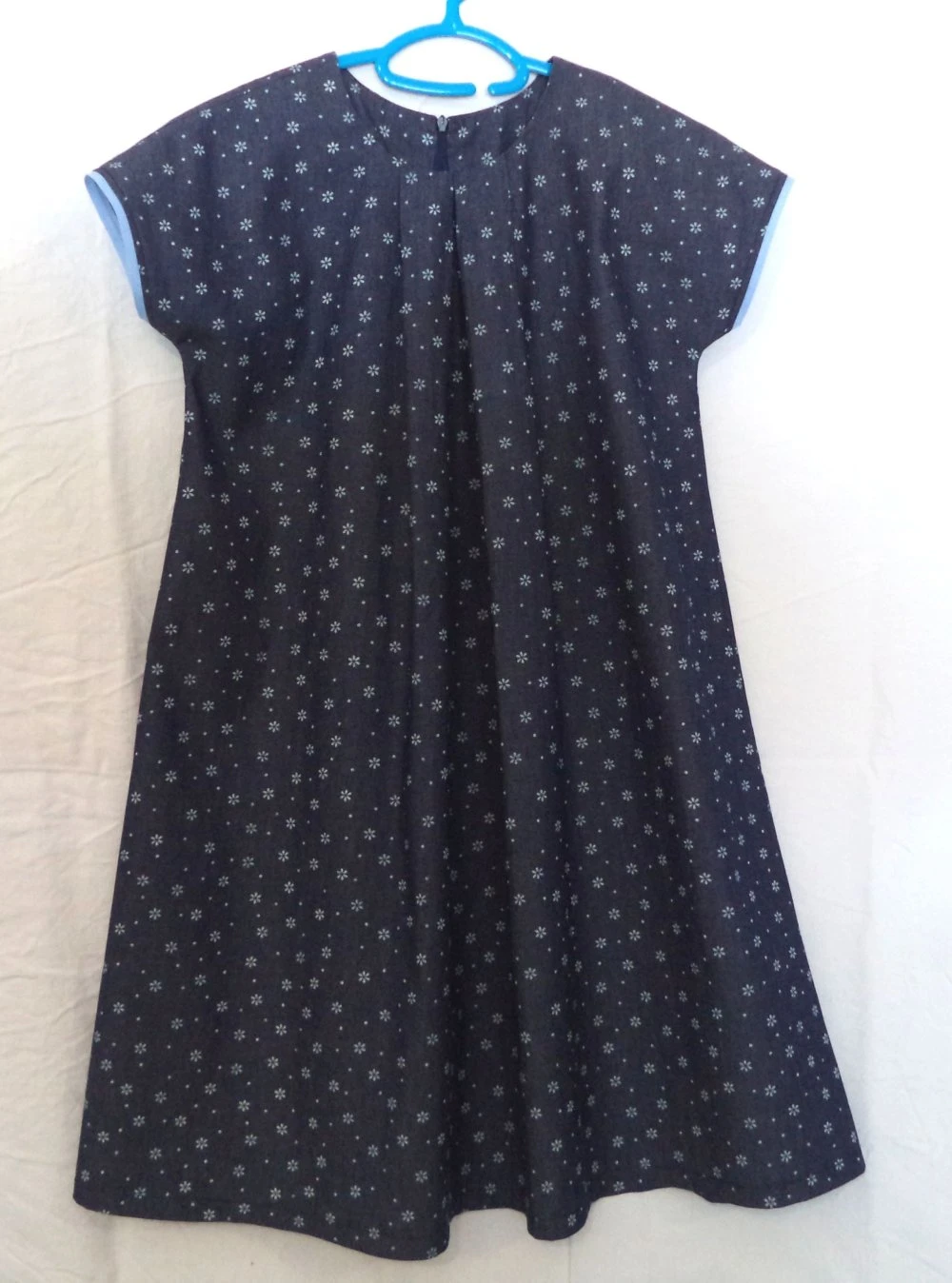 Robe Fillette, Coton "effet Jean Léger à Fleurs", Plis Devant Et Dos, Taille 12 Ans, Fait-main . 1 Robe Fillette, Coton "effet Jean Léger à Fleurs", Plis Devant Et Dos, Taille 12 Ans, Fait-main .