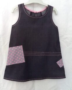 Robe Chasuble Fillette En Jean Léger Extensible, Poche Et Appliqués à Pois Rose Et Gris, Fait-mains.