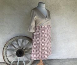 Robe Trapèze Encolure En V Manches 3/4 En Coton Satiné -Éclat Boutique 3357503 robe trapeze a fleurs sur fond rouge courte ample sans 3