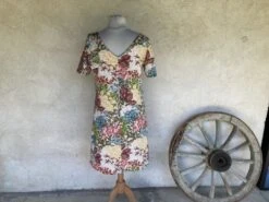 Robe Forme Trapèze Ample Encolure En V Devant Et Dos à Manches Courtes, En Viscose à Fleurs Doublée Voile De Coton -Éclat Boutique 3793562 robe trapeze ample a manches courtes et encolure ronde r 4