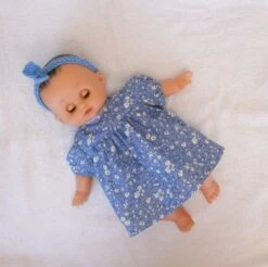 Habits Poupon Petitcollin 28 Cm - Robe Bleue à Fleurs Blanches