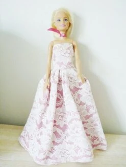 Robe De Bal Rose Et Dentelle Poupée Barbie Duchesse Eowyn