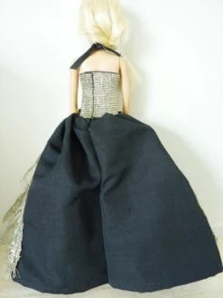 Robe De Bal Poupée Barbie Noire Et Dorée Comtesse Eliana -Éclat Boutique 4016810 robe de bal poupee barbie comtesse eliana 3