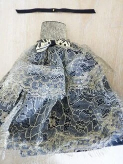 Robe De Bal Poupée Barbie Noire Et Dorée Comtesse Eliana -Éclat Boutique 4016810 robe de bal poupee barbie comtesse eliana 5