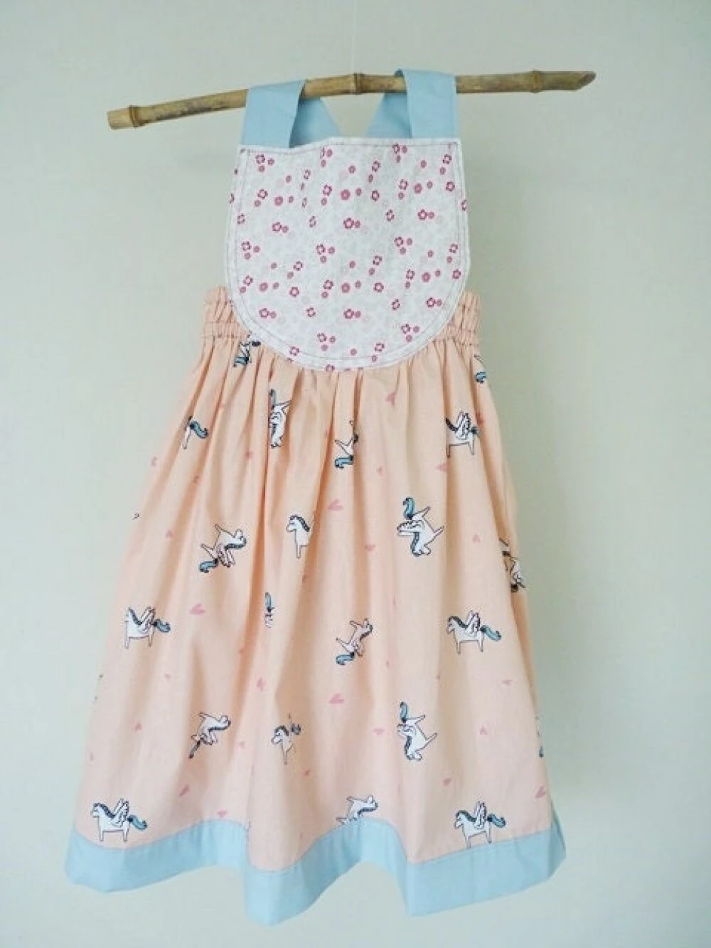 Robe Tablier Fleurs Et Licornes Taille 3/4 Ans 1 Robe Tablier Fleurs Et Licornes Taille 3/4 Ans