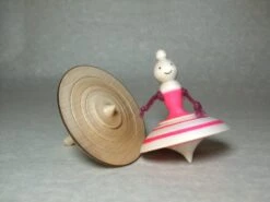 Deux Toupies (lot), Bois D'érable (mapple) Et Tilleul (lime Wood), Dont Une Ballerine à La Robe Rose ; Tournage Manuel