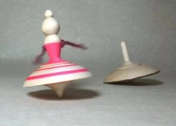 Deux Toupies (lot), Bois D'érable (mapple) Et Tilleul (lime Wood), Dont Une Ballerine à La Robe Rose ; Tournage Manuel -Éclat Boutique 4336590 deux toupies lot bois d erable mapple et tilleul lime 4