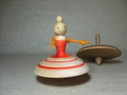 Deux Toupies (lot), Bois De Hêtre (beech Wood) Et Tilleul (lime Wood), Dont Une Ballerine à La Robe Rouge ; Tournage Manuel