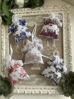 Lot 5 ** Mini Robe Toile De Jouy *** Lavande, Toile De Jouy , Dentelle De Calais