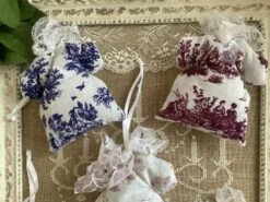 Lot 5 ** Mini Robe Toile De Jouy *** Lavande, Toile De Jouy , Dentelle De Calais -Éclat Boutique 4386848 lot 5 mini robe toile de jouy lavande toile de jouy 3