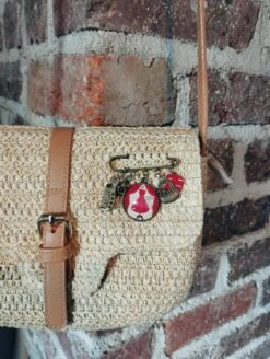 Broche Femme Rouge | Motif Robe Rouge Breloque Bronze | Idée Cadeau Femme