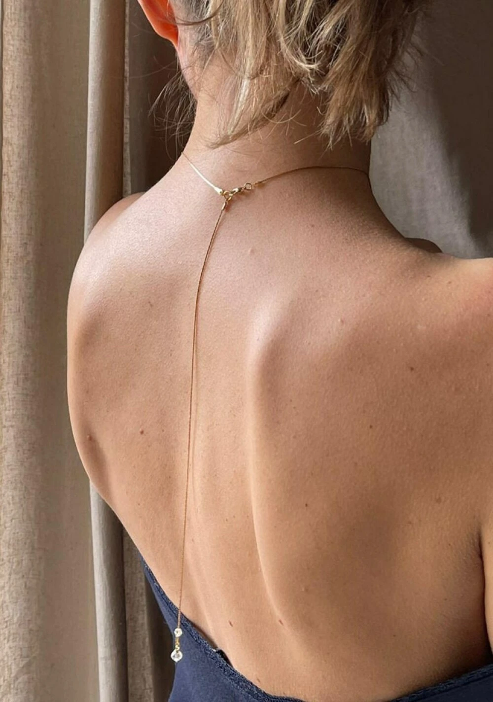 Bijou De Dos Mariage- Collier Robe Dos Ouvert, Chaîne Serpentine En Laiton Doré Et Ses Perles En Cristal De Swarovski- Robe Dos En V. 3 Bijou De Dos Mariage- Collier Robe Dos Ouvert, Chaîne Serpentine En Laiton Doré Et Ses Perles En Cristal De Swarovski- Robe Dos En V. – Image 3