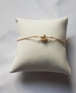 Parure Collier De Mariage Et Bracelet, Collier De Dos, Robe Ouverte En Acier Doré,nacrées Rondes De Swarovski Et Pendentif En Zirconium. -Éclat Boutique 4436827 parure collier de mariage et bracelet collier de dos robe 7