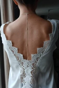 Sasha- Collier De Mariée Argenté Pour Habiller Une Robe Dos Nu- Perles Nacrées Blanches-bijou De Dos Amovible- Chaîne Perlée. -Éclat Boutique 4436831 sasha collier de mariee argente pour habiller une robe do 4