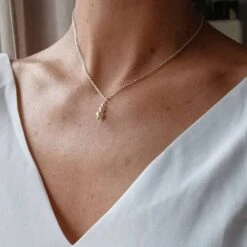 Sasha- Collier De Mariée Argenté Pour Habiller Une Robe Dos Nu- Perles Nacrées Blanches-bijou De Dos Amovible- Chaîne Perlée. -Éclat Boutique 4436831 sasha collier de mariee argente pour habiller une robe do 6