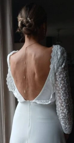 Sasha- Collier De Mariée Doré Pour Habiller Une Robe Dos Nu- Perles Nacrées Blanches-bijou De Dos Amovible- Chaîne Perlée. -Éclat Boutique 4436834 sasha collier de mariee dore pour habiller une robe dos n 3