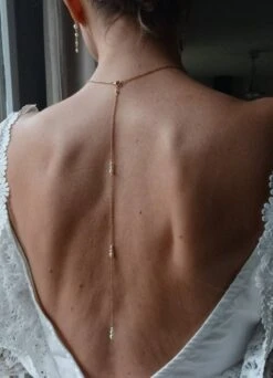 Sasha- Collier De Mariée Doré Pour Habiller Une Robe Dos Nu- Perles Nacrées Blanches-bijou De Dos Amovible- Chaîne Perlée. -Éclat Boutique 4436834 sasha collier de mariee dore pour habiller une robe dos n 4