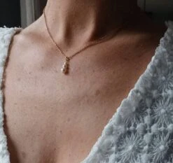 Sasha- Collier De Mariée Doré Pour Habiller Une Robe Dos Nu- Perles Nacrées Blanches-bijou De Dos Amovible- Chaîne Perlée. -Éclat Boutique 4436834 sasha collier de mariee dore pour habiller une robe dos n 6