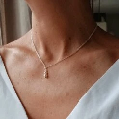 Sasha- Collier De Mariée Doré Pour Habiller Une Robe Dos Nu- Perles Nacrées Blanches-bijou De Dos Amovible- Chaîne Perlée. -Éclat Boutique 4436834 sasha collier de mariee dore pour habiller une robe dos n 8